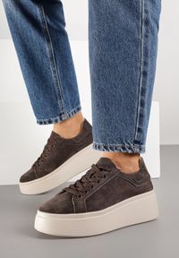 Renee - Ciemnobrązowe Sneakersy z Naturalnego Zamszu na Platformie Nalirette. Okazja: na co dzień. Kolor: brązowy. Materiał: zamsz. Obcas: na platformie #3