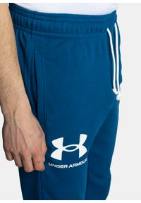 Spodnie dresowe męskie niebieskie Under Armour Rival Terry Jogger. Kolor: niebieski. Materiał: dresówka. Sport: fitness