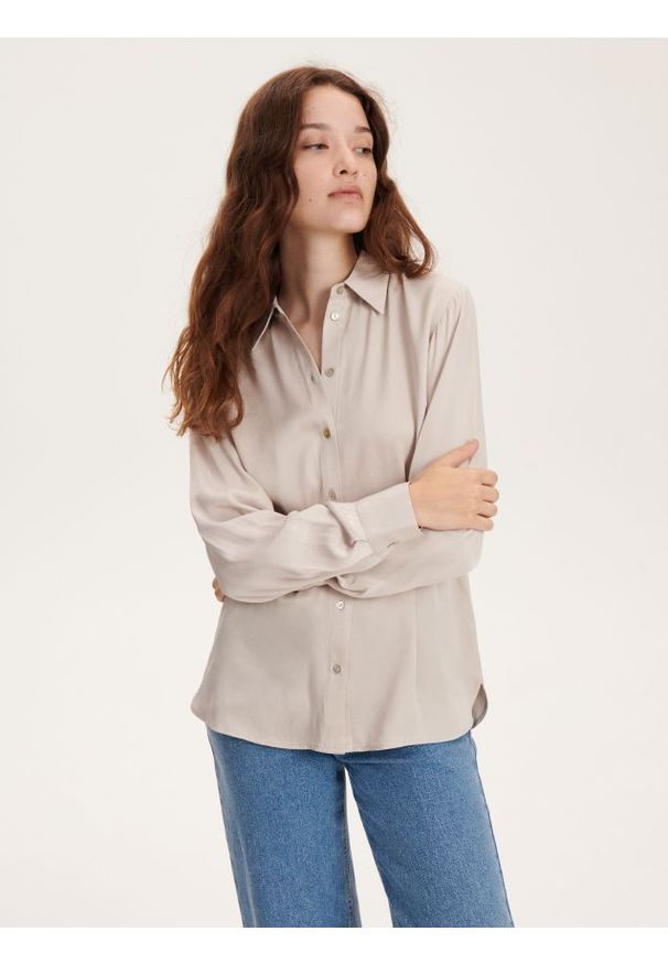 Reserved - Koszula z satynowej wiskozy - beżowy. Kolor: beżowy. Materiał: satyna, wiskoza. Wzór: gładki. Styl: klasyczny