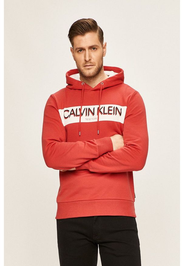 Calvin Klein - Bluza. Kolor: czerwony. Materiał: dzianina. Wzór: nadruk