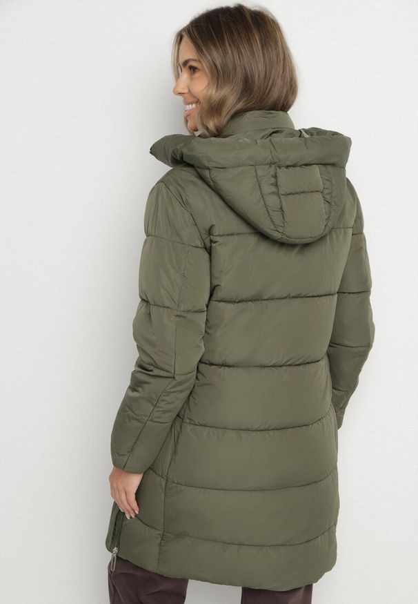 Born2be - Ciemnozielona Kurtka Pikowana z Kapturem i Suwakami po Bokach Lindrie. Okazja: na co dzień, na spacer. Typ kołnierza: kaptur. Kolor: zielony. Materiał: dzianina, jeans, poliester. Długość: długie. Styl: casual