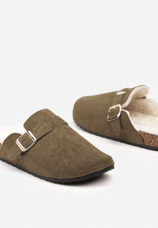 Born2be - Zielone Płaskie Kapcie z Futerkiem Paskiem i Klamrą Lorninnia. Okazja: do domu. Zapięcie: klamry. Kolor: zielony. Materiał: futro. Wzór: paski