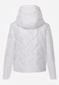 Born2be - Biała Kurtka Pikowana z Nieodpinanym Kapturem i Aplikacją na Rękawie Endora. Okazja: na spacer, na co dzień. Kolor: biały. Materiał: poliester, jeans. Wzór: aplikacja. Styl: casual, elegancki #5