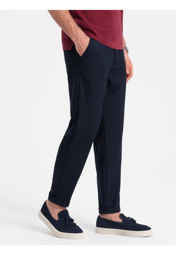 Ombre Clothing - Męskie spodnie chino z gumką w pasie SLIM FIT - granatowe V3. Okazja: na co dzień. Kolor: niebieski. Materiał: materiał, bawełna, wiskoza, tkanina, guma, poliester. Styl: elegancki, casual