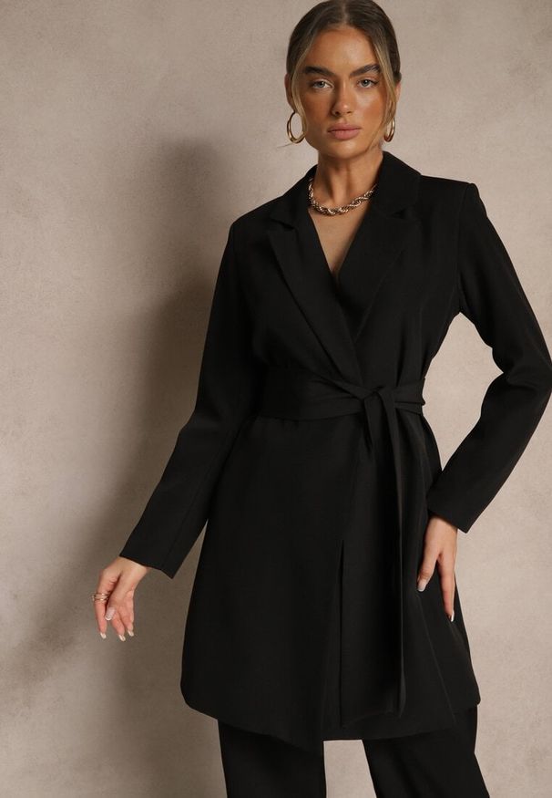 Renee - Czarna Sukienka o Kroju Marynarki z Usztywnioną Linią Ramion Wiązana w Talii Equintina. Okazja: na spotkanie biznesowe. Kolor: czarny. Styl: elegancki, biznesowy