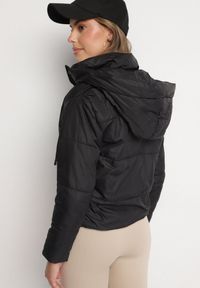 Born2be - Czarna Pikowana Kurtka z Kapturem i Lekkim Ociepleniem Ninirila. Okazja: na spacer. Typ kołnierza: kaptur. Kolor: czarny. Materiał: jeans. Długość: krótkie. Styl: klasyczny, elegancki #2