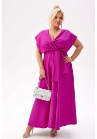 Moda Size Plus Iwanek - Elegancka amarantowa sukienka Flavia na wesele PLUS SIZE XXL. Okazja: na wesele, na ślub cywilny. Typ kołnierza: dekolt kopertowy. Kolekcja: plus size. Kolor: różowy. Materiał: tkanina, poliester, elastan. Typ sukienki: dla puszystych. Styl: elegancki