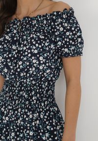 Born2be - Granatowa Bawełniana Sukienka Hiszpanka w Kwiaty z Marszczoną Gumką w Talii Rosaliya. Typ kołnierza: dekolt hiszpanka. Kolor: niebieski. Materiał: bawełna. Wzór: kwiaty #5