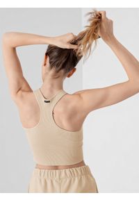 4f - Crop top bezszwowy damski 4F x AL. Kolor: beżowy. Materiał: dzianina, prążkowany. Sport: fitness #2