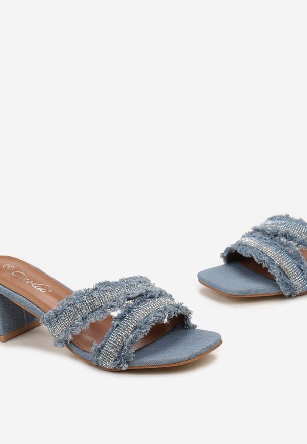 Renee - Jasnoniebieskie Klapki na Słupku z Kwadratowym Noskiem Ozdobione Strzępieniem i Cyrkoniami Cremela. Kolor: niebieski. Wzór: aplikacja. Obcas: na słupku