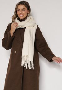 Born2be - Jasnobeżowy Klasyczny Szalik Zdobiony Frędzlami Vetilana. Okazja: do pracy. Kolor: beżowy. Materiał: jeans. Wzór: aplikacja. Styl: klasyczny #1