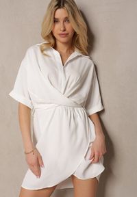 Renee - Biała Sukienka Aesades. Kolor: biały. Długość rękawa: krótki rękaw. Typ sukienki: kopertowe, koszulowe. Długość: mini #1