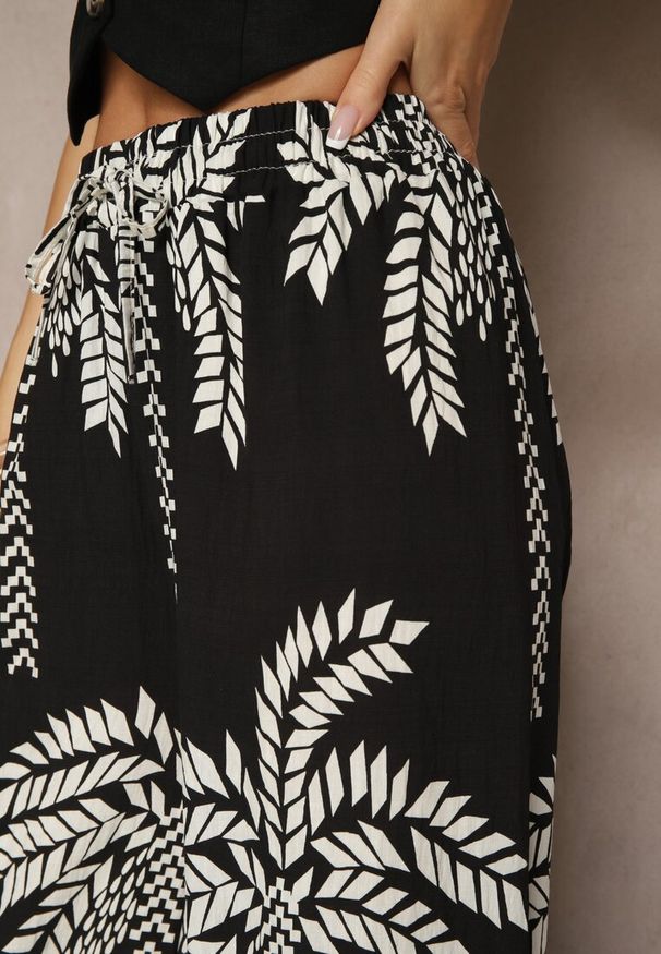 Renee - Czarne Spodnie z Wiskozy o Szerokim Kroju High Waist z Palmami Varritia. Okazja: na co dzień. Stan: podwyższony. Kolor: czarny. Materiał: wiskoza. Sezon: lato. Styl: elegancki, casual