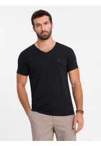 Ombre Clothing - T-shirt męski V-neck SLIM FIT z elastanem i printem – czarny V1 - Rozmiar: L. Okazja: na co dzień. Typ kołnierza: dekolt w serek. Kolor: czarny. Materiał: elastan. Wzór: nadruk. Styl: casual #1