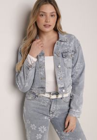 Born2be - Niebieska Krótka Kurtka Jeansowa z Bawełną i Wiskozą w Kwiatowy Wzór Neanelith. Okazja: na co dzień. Kolor: niebieski. Materiał: jeans, wiskoza, bawełna. Długość: krótkie. Wzór: kwiaty. Styl: casual, elegancki #5
