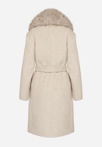 Born2be - Beżowy Płaszcz Wiązany w Talii z Futrzanym Kołnierzem i Kieszeniami Perrie. Okazja: na co dzień. Kolor: beżowy. Materiał: futro. Styl: casual, elegancki #5