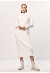 Ochnik - Kremowa sukienka z obszernym kołnierzem. Kolor: biały. Materiał: wiskoza. Typ sukienki: proste. Długość: maxi