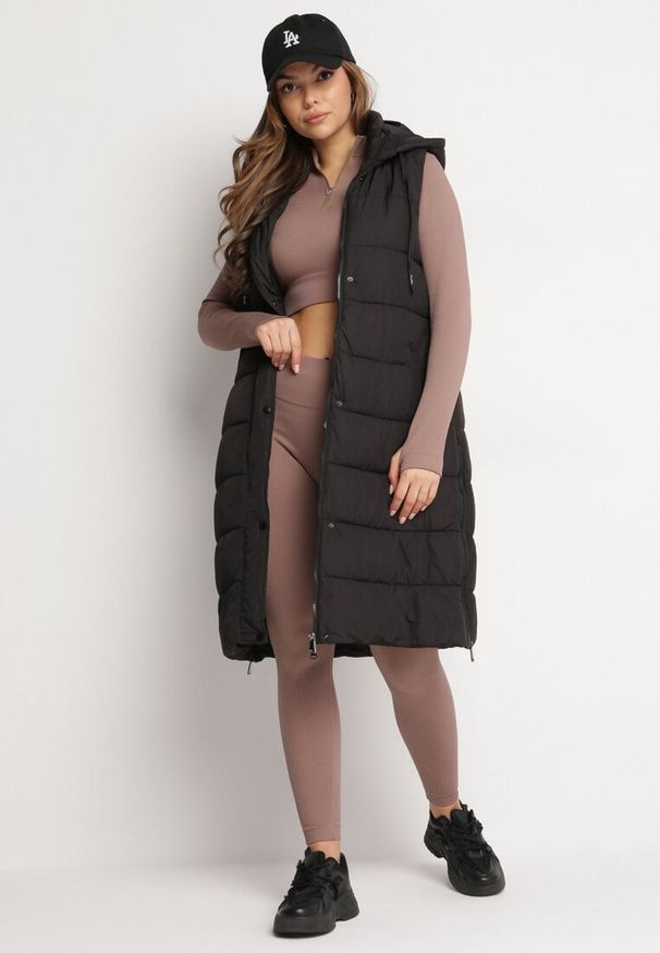 Born2be - Czarna Długa Kamizelka Bezrękawnik z Klasycznym Pikowaniem i Kapturem Shin. Typ kołnierza: golf. Kolor: czarny. Materiał: dzianina, jeans. Długość rękawa: bez rękawów. Długość: długie. Styl: klasyczny