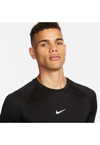 Koszulka sportowa męska Nike Tight Ss. Kolor: czarny. Długość rękawa: krótki rękaw. Długość: krótkie. Sport: piłka nożna