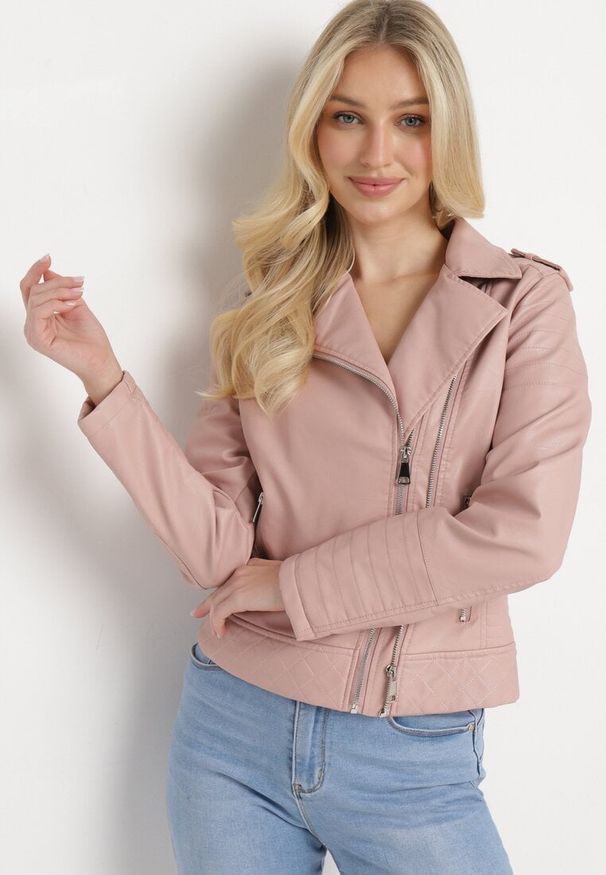 Born2be - Jasnoróżowa Kurtka Ramoneska z Ekoskóry Zapinana Asymetrycznie na Suwak z Przeszyciami Passaflora. Okazja: na co dzień. Kolor: różowy. Materiał: jeans. Styl: casual, klasyczny, rockowy