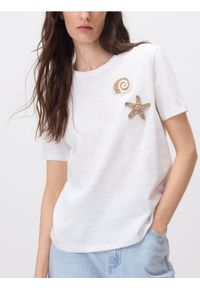 Reserved - T-shirt regular z aplikacjami - złamana biel. Materiał: dzianina, bawełna. Wzór: aplikacja #1