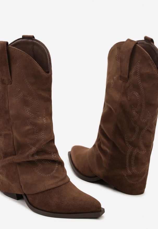 Renee - Brązowe Botki Kowbojki z Cholewką Imitującą Nogawkę Zellaxie. Okazja: na imprezę, na co dzień. Kolor: brązowy. Materiał: jeans, skóra. Szerokość cholewki: normalna. Wzór: aplikacja. Styl: boho, casual