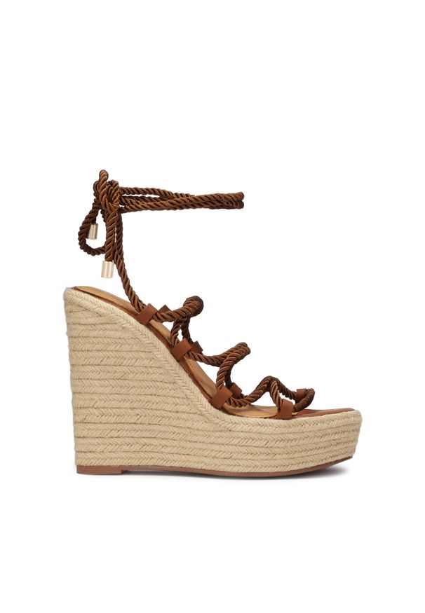 Kazar - Brązowe sandały na koturnie z jutowym sznurkiem. Kolor: brązowy. Materiał: tkanina. Wzór: ze splotem. Sezon: lato. Obcas: na koturnie. Styl: wakacyjny, klasyczny