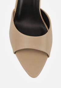 Born2be - Ciemnobeżowe Klapki na Szpilce z Otwartym Noskiem w Szpic Sewnessa. Okazja: na spotkanie biznesowe, do pracy. Nosek buta: otwarty. Kolor: beżowy. Materiał: jeans, koronka. Obcas: na szpilce. Styl: biznesowy, elegancki #5