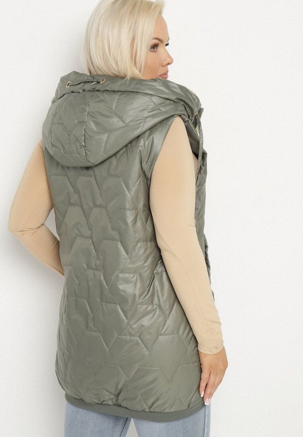 Born2be - Zielona Kamizelka Pikowana z Kapturem i Ściągaczami Kolavira. Okazja: na co dzień. Typ kołnierza: kaptur. Kolekcja: plus size. Kolor: zielony. Materiał: jeans. Styl: klasyczny, elegancki, casual