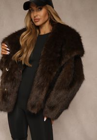 Renee - Brązowa Kurtka Futerko o Kroju Oversize z Szerokim Kołnierzem Reissa. Kolor: brązowy. Materiał: futro #4