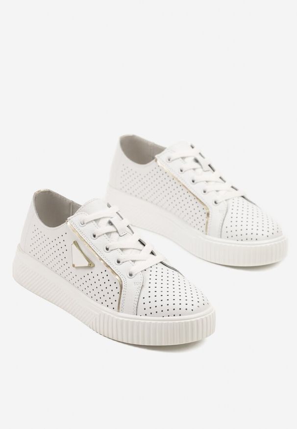 Born2be - Białe Skórzane Sneakersy z Perforacją i Trójkątną Aplikacją Tellarosa. Okazja: na co dzień. Kolor: biały. Materiał: skóra. Wzór: aplikacja
