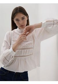 Reserved - Bluzka z ażurowym wzorem - biały. Kolor: biały. Materiał: bawełna. Wzór: ażurowy #1