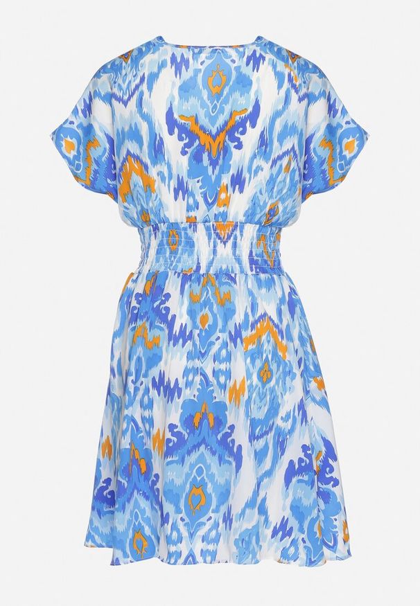 Born2be - Niebieska Sukienka Rozkloszowana z Kopertowym Dekoltem i Gumką w Pasie Emrra. Okazja: na co dzień, na plażę. Typ kołnierza: dekolt kopertowy. Kolor: niebieski. Materiał: tkanina. Sezon: lato. Typ sukienki: kopertowe. Styl: casual