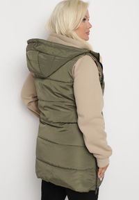 Born2be - Ciemnozielona Pikowana Kamizelka Dwustronna z Kapturem i Troczkami Nevetiani. Typ kołnierza: kaptur. Kolor: zielony. Materiał: jeans. Styl: elegancki #2