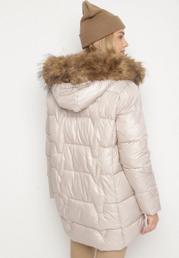Born2be - Beżowa Kurtka z Pikowanymi Przeszyciami i Kapturem z Futrem Azinga. Okazja: na spacer. Typ kołnierza: golf. Kolekcja: plus size. Kolor: beżowy. Materiał: futro. Styl: elegancki