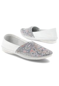 Baleriny damskie Maciejka, cholewka ze skóry naturalnej gładkiej z przodu panel tekstylny z dekoracyjnym wzorem wsuwany fason widoczne przeszycia wok. Kolor: biały. Materiał: skóra. Szerokość cholewki: normalna. Wzór: gładki #4