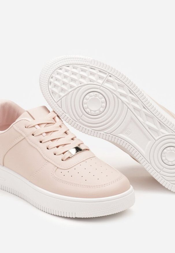 Renee - Różowe Sznurowane Sneakersy Ozdobione Perforacją Ellemisa. Okazja: na spotkanie biznesowe, na co dzień. Kolor: różowy. Materiał: materiał, jeans. Wzór: aplikacja