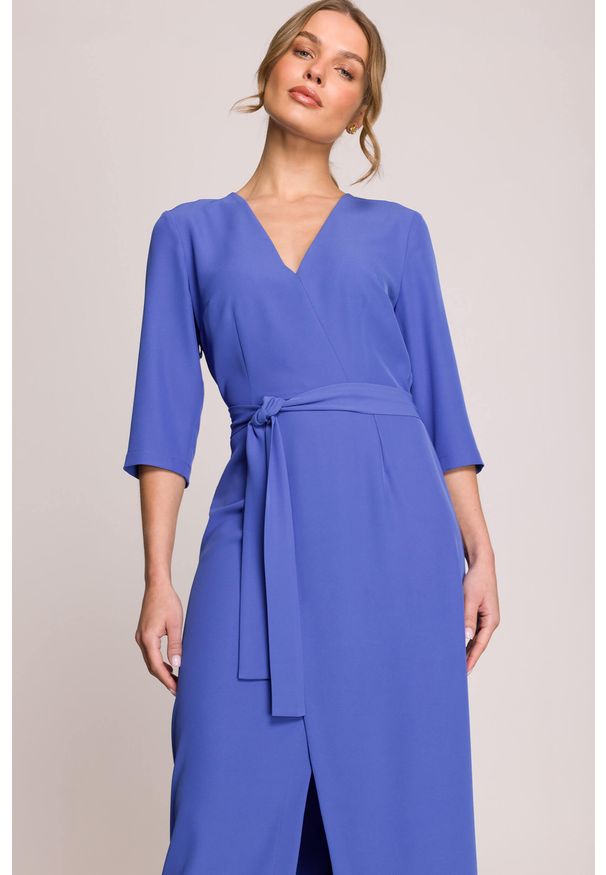 Stylove - Elegancka sukienka midi z dekoltem V i rozcięciem niebieska. Okazja: na spotkanie biznesowe. Typ kołnierza: dekolt w kształcie V, typu klepsydra. Kolekcja: dla wysokich. Kolor: czarny, różowy, niebieski. Wzór: gładki. Typ sukienki: kopertowe. Materiał: satyna, guma, tkanina, elastan. Styl: elegancki. Długość: midi