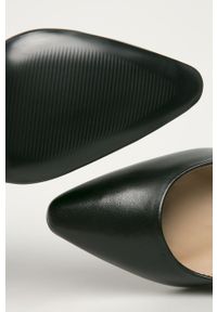Wojas - Czółenka skórzane. Nosek buta: okrągły. Kolor: czarny. Materiał: skóra. Szerokość cholewki: normalna. Obcas: na obcasie. Wysokość obcasa: średni #2