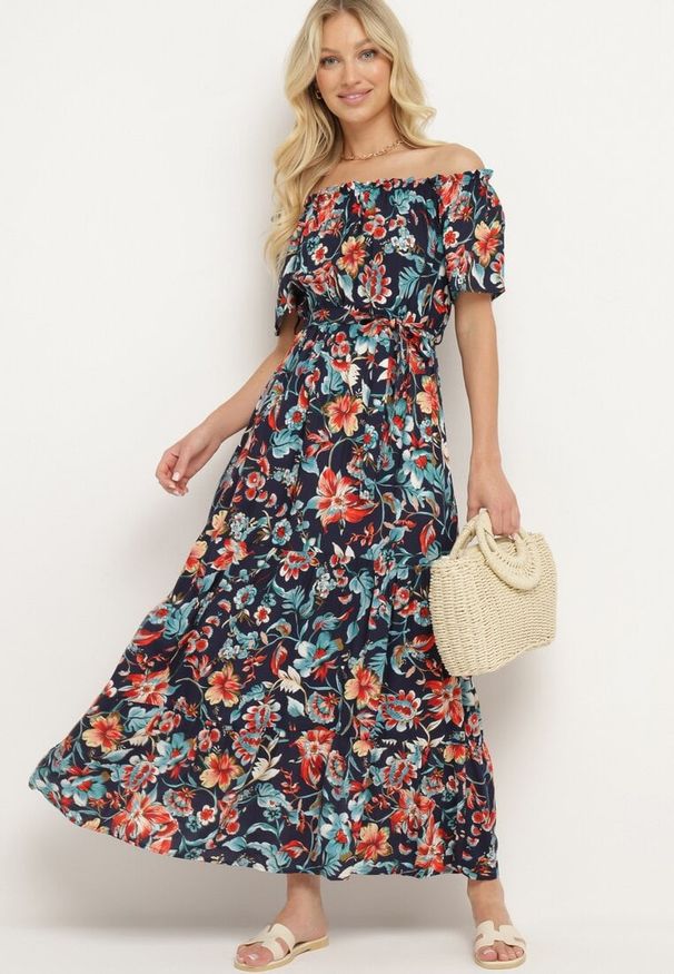Born2be - Granatowo-Różowa Sukienka z Hiszpańskim Dekoltem z Wiązanym Paskiem w Kwiaty z Bawełny Rissanique. Okazja: na co dzień. Kolor: niebieski. Materiał: bawełna. Wzór: kwiaty. Sezon: lato. Typ sukienki: rozkloszowane. Styl: elegancki, casual