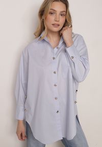 Born2be - Niebieska Bawełniana Koszula Oversize z Biżuteryjnymi Guzikami Adrearina. Okazja: na co dzień, do pracy, na spotkanie biznesowe. Kolor: niebieski. Materiał: bawełna. Styl: klasyczny, casual, biznesowy, elegancki #5