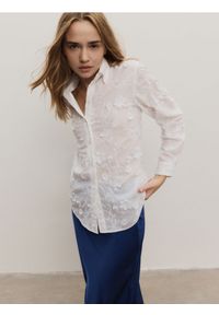 Reserved - Koszula z haftem - biały. Kolor: biały. Materiał: bawełna, tkanina. Wzór: haft #1