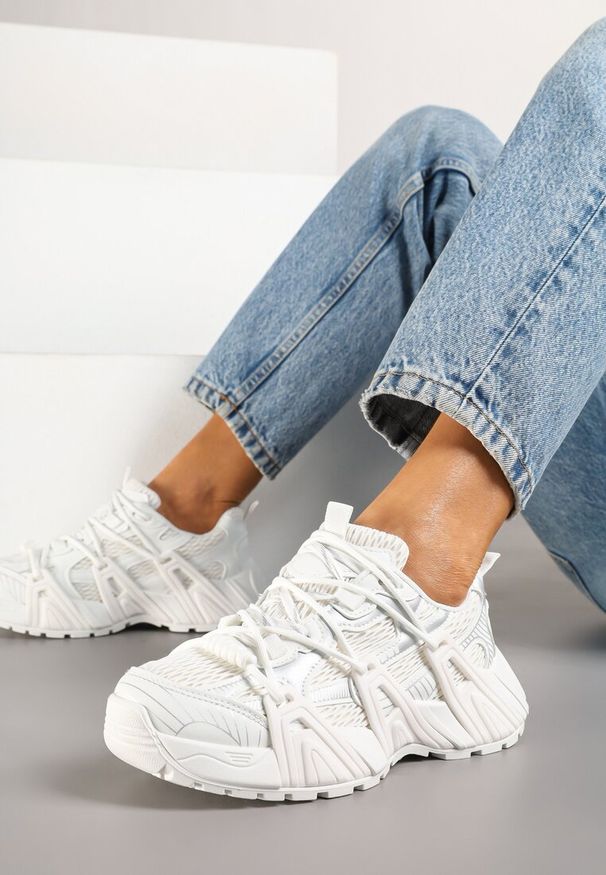 Renee - Białe Sneakersy z Designerskim Sznurowaniem Nuritha. Okazja: na co dzień. Kolor: biały. Materiał: skóra. Obcas: na platformie