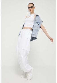 Tommy Jeans spodnie damskie kolor biały szerokie medium waist. Kolor: biały. Materiał: włókno, materiał