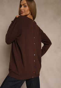 Renee - Brązowy Sweter z Kaszmirem Ozdobiony Kieszeniami Saniswena. Kolor: brązowy. Materiał: kaszmir. Długość rękawa: długi rękaw. Długość: długie. Wzór: aplikacja. Styl: klasyczny, elegancki #1