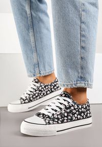 Born2be - Czarne Trampki z Cholewką Zdobioną Kwiatowym Wzorem Folaianna. Okazja: na co dzień, na spacer. Kolor: czarny. Materiał: jeans. Szerokość cholewki: normalna. Wzór: aplikacja, kwiaty. Styl: klasyczny, elegancki, casual