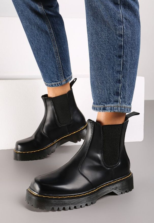 Born2be - Czarne Klasyczne Botki na Płaskiej Podeszwie w Stylu Sztybletów Irithen. Kolor: czarny. Materiał: jeans. Wzór: aplikacja. Obcas: na płaskiej podeszwie. Styl: klasyczny