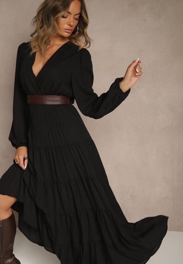 Renee - Czarna Kopertowa Sukienka Vices o Rozkloszowanym Kroju Resvima. Okazja: na co dzień, na randkę. Typ kołnierza: dekolt w serek. Kolor: czarny. Materiał: poliester, skóra. Typ sukienki: kopertowe. Styl: casual