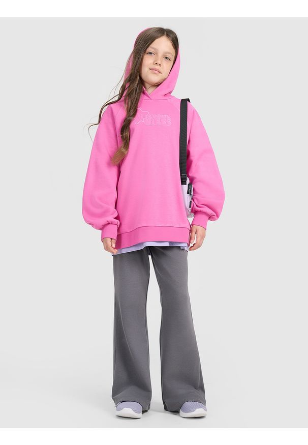 4f - 4F Bluza dresowa nierozpinana z kapturem dziewczęca - różowa 158 (12-13 lat). Okazja: na co dzień. Typ kołnierza: kaptur. Kolor: różowy. Materiał: dresówka. Długość rękawa: raglanowy rękaw. Wzór: gładki, ze splotem, nadruk. Sezon: lato. Styl: casual, sportowy