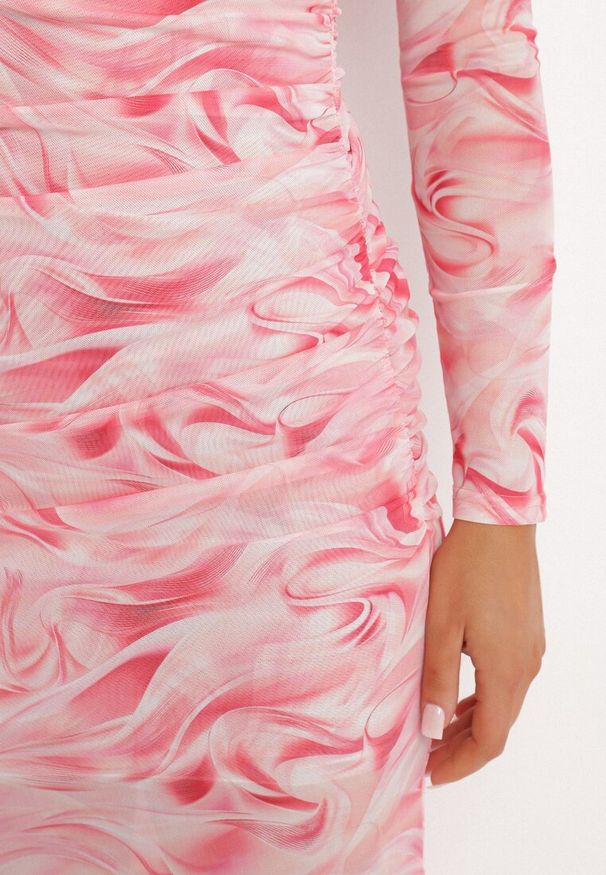 Born2be - Fuksjowa Dopasowana Sukienka z Siateczki z Wiskozą w Abstrakcyjny Wzór Sarilene. Okazja: na co dzień. Kolor: różowy. Materiał: wiskoza. Długość rękawa: długi rękaw. Typ sukienki: dopasowane. Styl: elegancki, casual, klasyczny